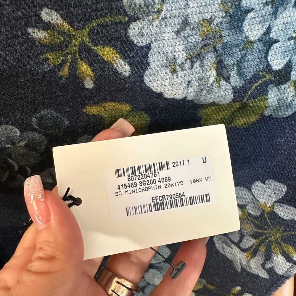 Gorgeous Gucci Wool Blooms Reversible Scarf - Picture 5 of 8